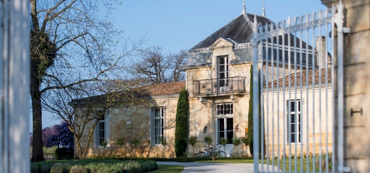 Château Smith Haut Lafitte entrance, with a grand house and gate