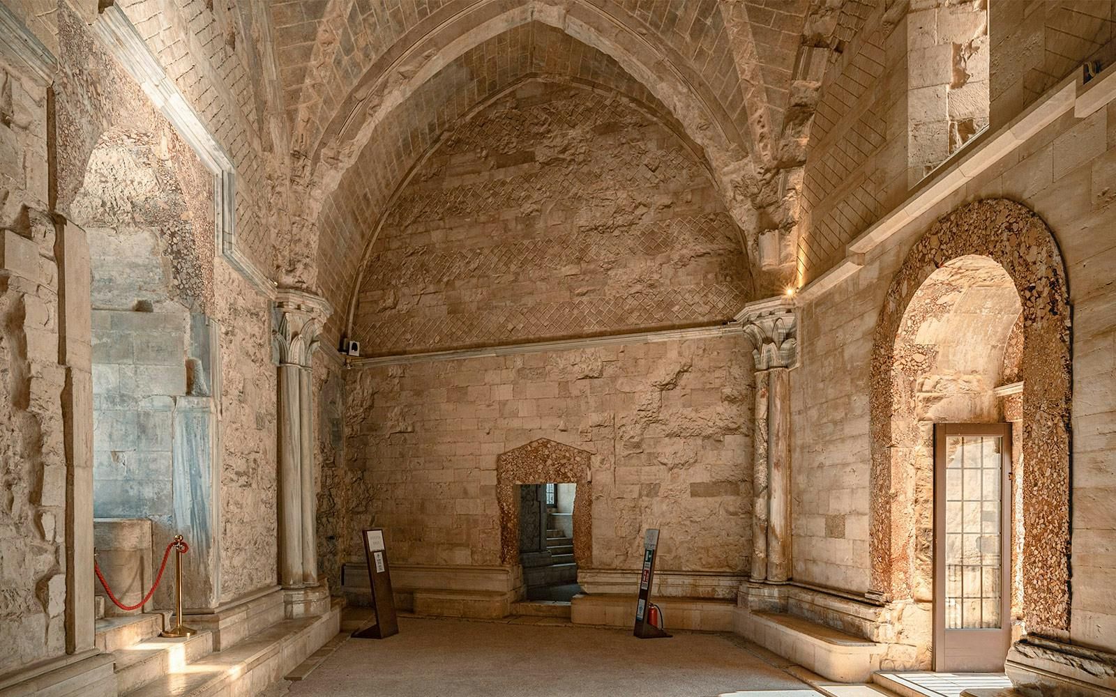 Castel del Monte (Andria) features a grand vaulted stone ceiling.