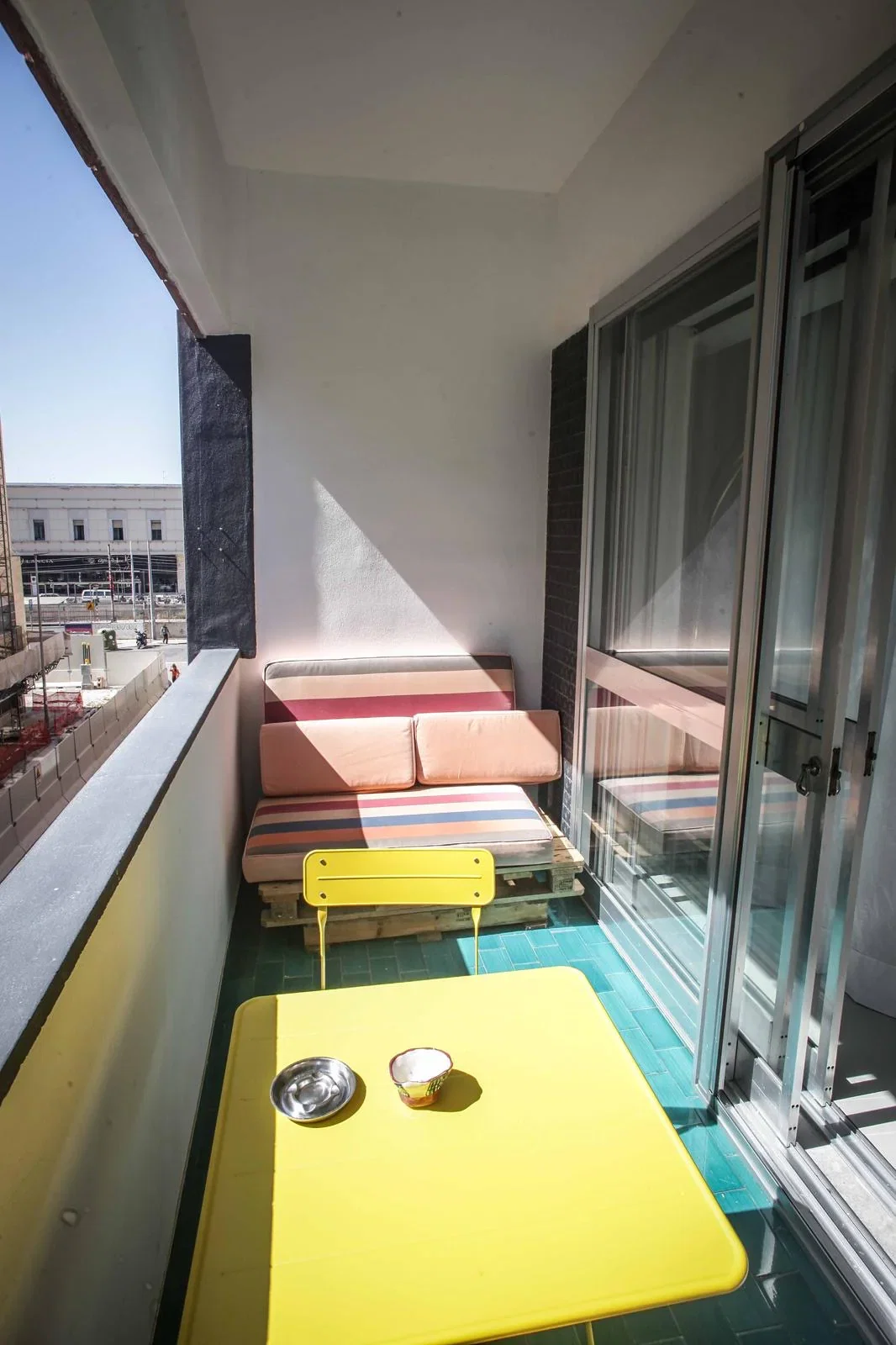 Pane e Pomodoro (Bari Waterfront), with its bright yellow table inviting a sunny moment.