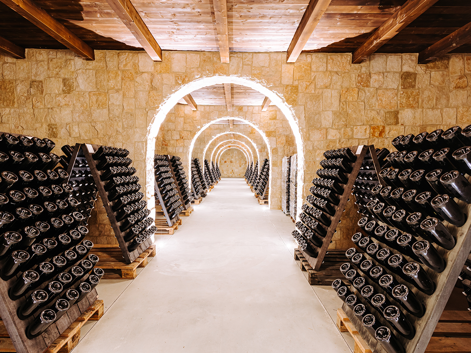 Tenute Chiaromonte (Acquaviva delle Fonti) features a striking series of illuminated arches.