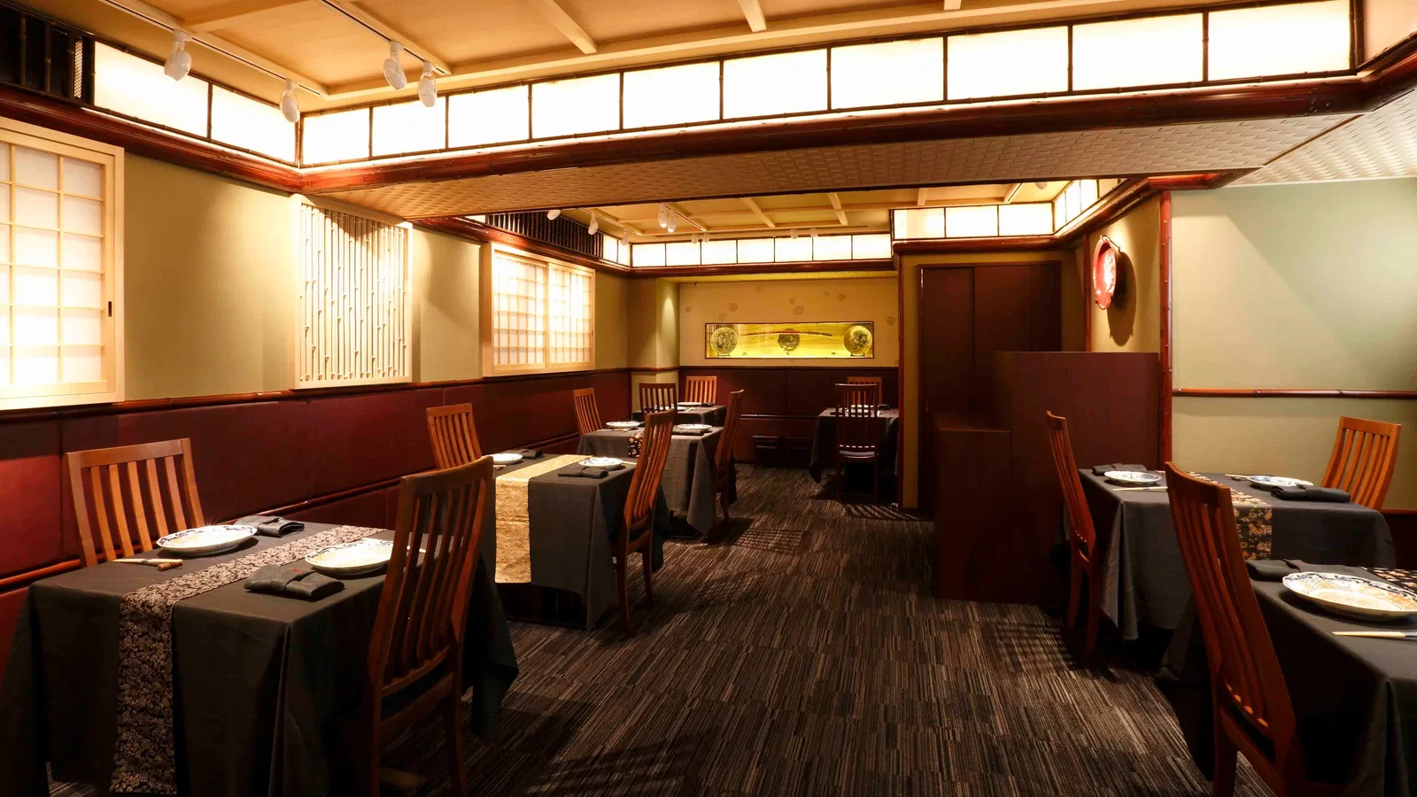 7. Nihonryori RyuGin features elegant shoji-style screens that diffuse light, creating a serene ambiance.