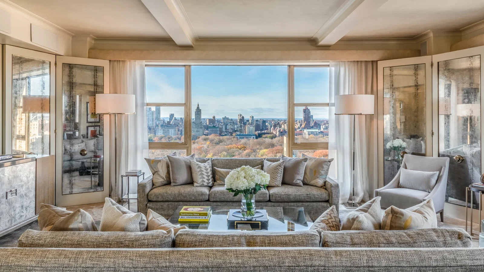 4. The Carlyle, A Rosewood Hotel offers a breathtaking city skyline view from its expansive windows.