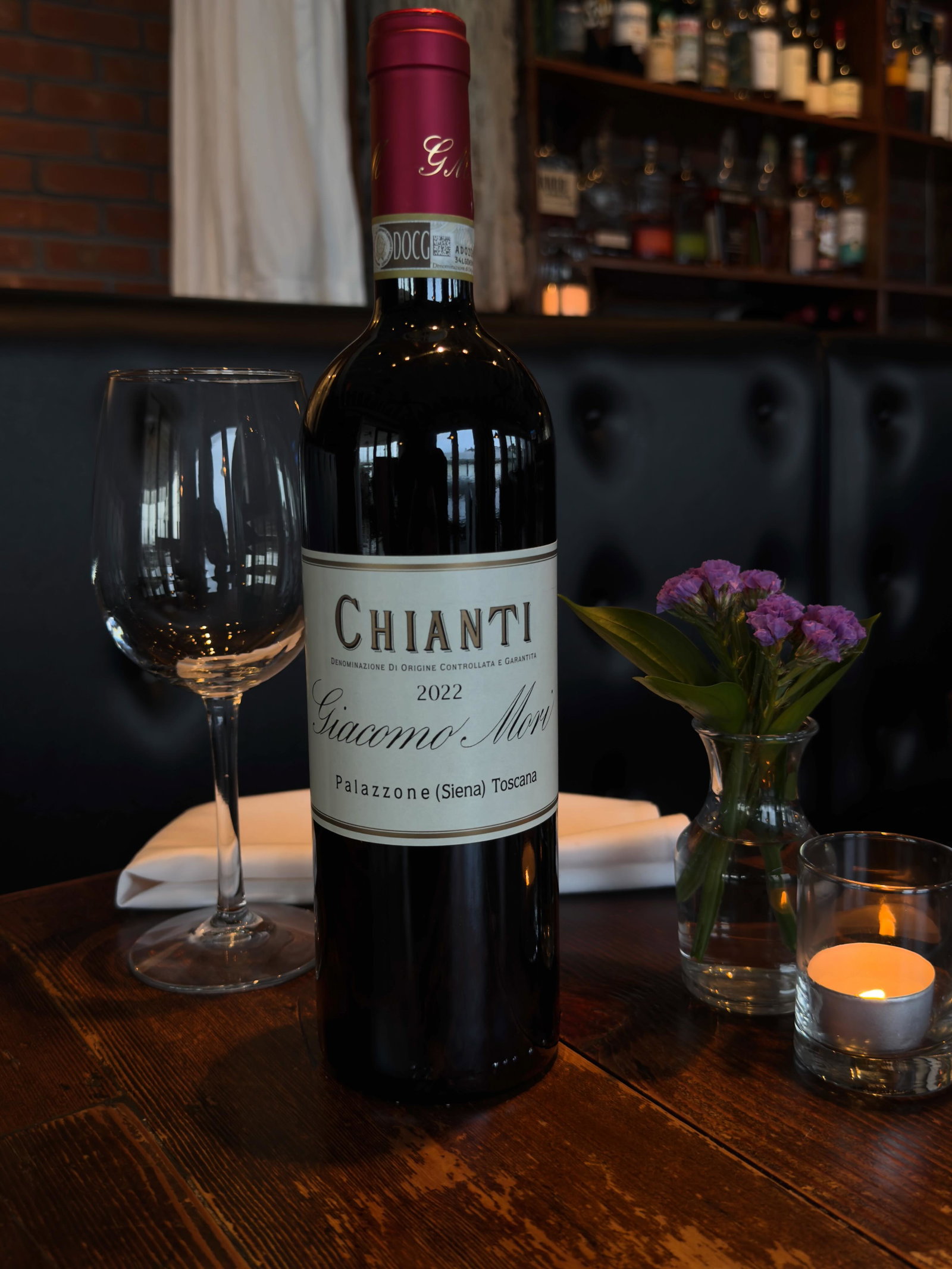 Giacomo Mori (Chianti), featuring a distinctive red foil cap.
