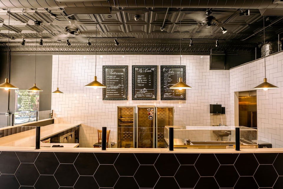 Sanders BBQ Prime (Hyde Park) features a striking counter front with black hexagonal tiles.