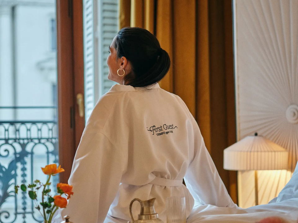 club metrópolis madrid offers a luxurious stay with breakfast in bed and elegant design.