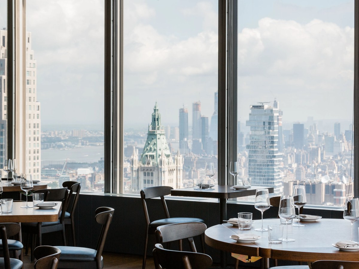 Manhatta offers a stunning panoramic view of the Manhattan Financial District from its elegant dining room.