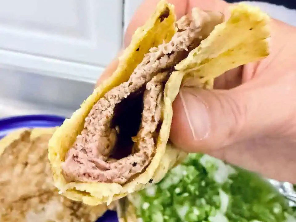 El Califa de León: A gaonera taco, ready to eat.