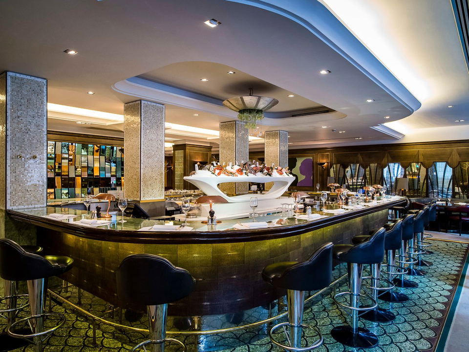 An on Mount Street: A curved bar, raw shellfish display, and mosaic columns in an upscale Mayfair interior.
