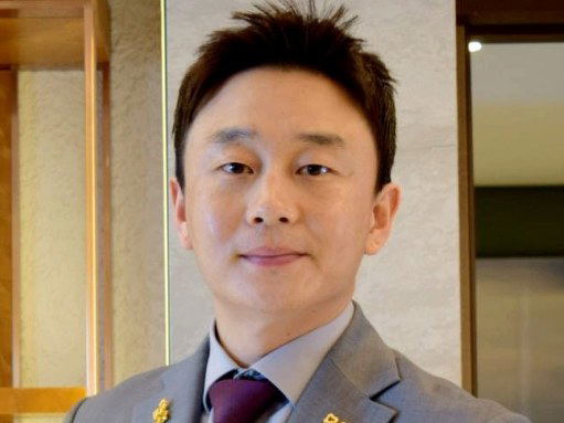 Kum Sang-jin, a Les Clefs d'Or concierge, ready to assist with hotel concierge restaurant reservations.