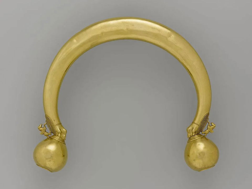 Locanda Cipriani Torcello: A gold torc with spherical terminals and small animal figures.