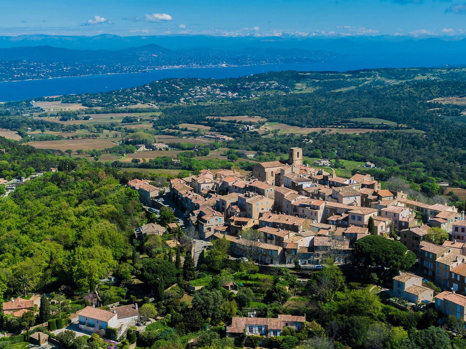 Gassin village and the Saint-Tropez gulf from above, highlighting the elevated setting of nolinski golfe de saint-tropez.