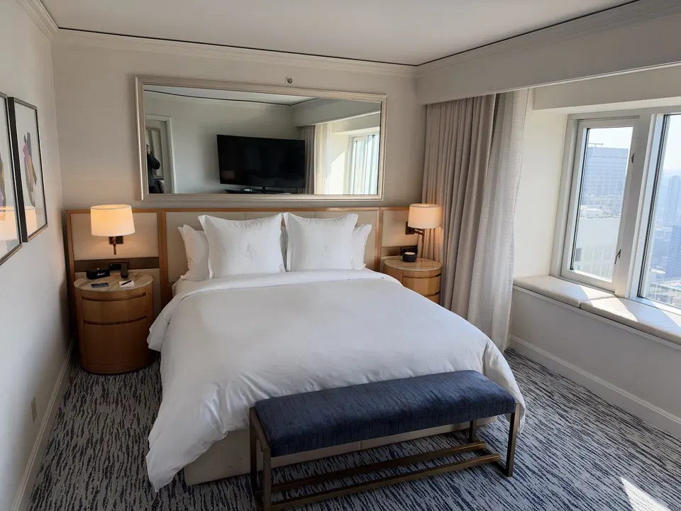Executive suite bedroom with window seat at Four Seasons Chicago