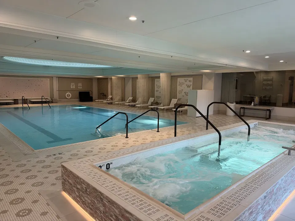 Rectangular whirlpool beside the indoor pool at Four Seasons Chicago