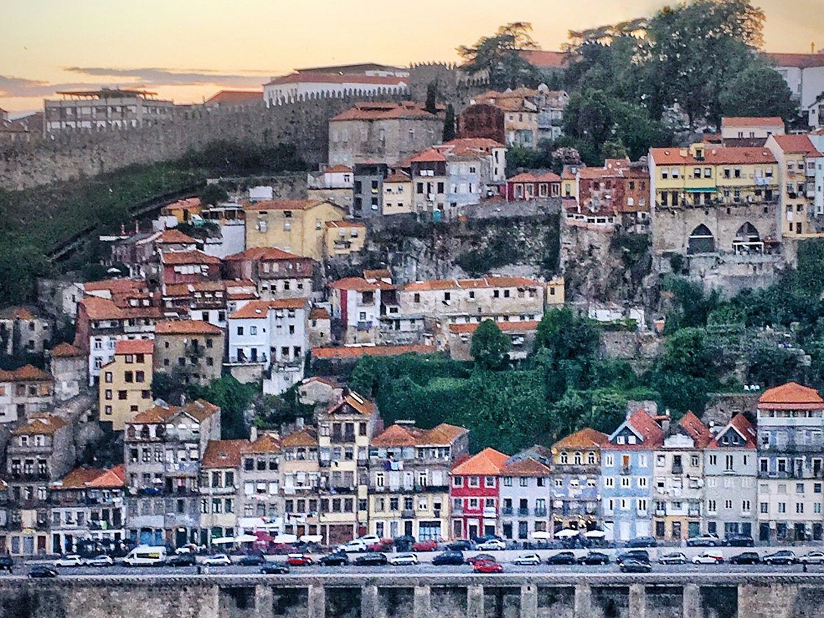 A riverside view of Porto/Vila Nova de Gaia, consistent with the Douro Valley.