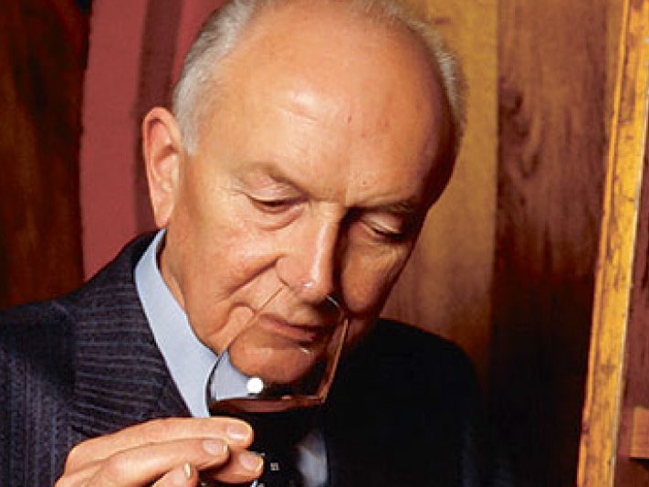 Giuseppe Quintarelli, the legendary Amarone producer who became Romano dal Forno's mentor, evaluates a wine.