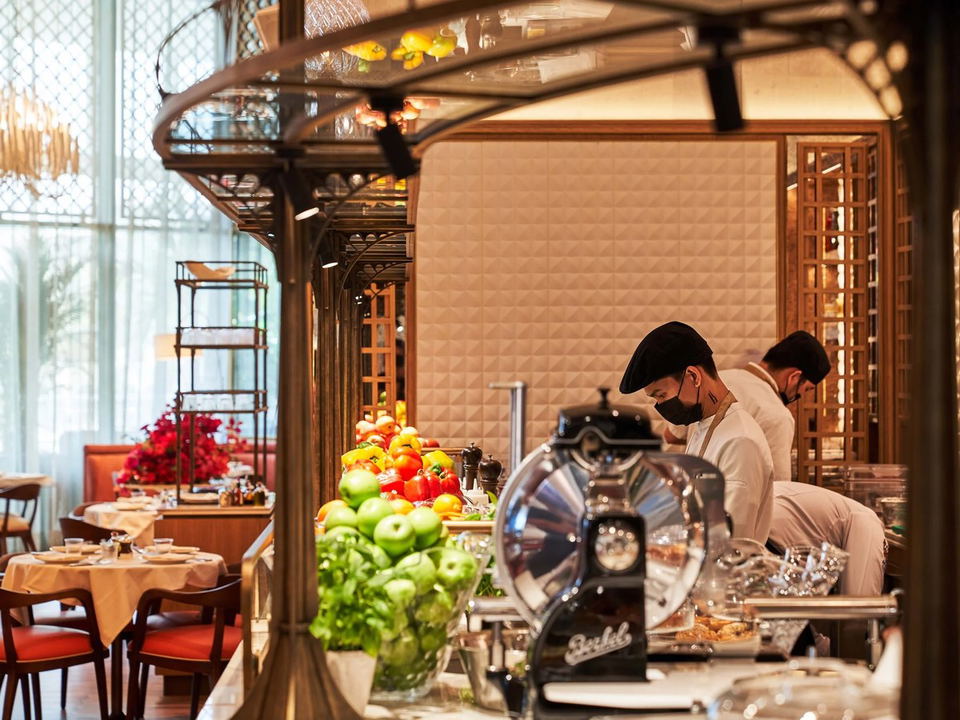 La Maison Ani (Dubai Mall) offers a vibrant open kitchen with fresh produce and elegant French-Mediterranean decor.