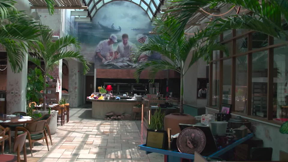 Bordomavi (Jumeirah Fishing Harbour) features a large mural depicting fishermen on the back wall.