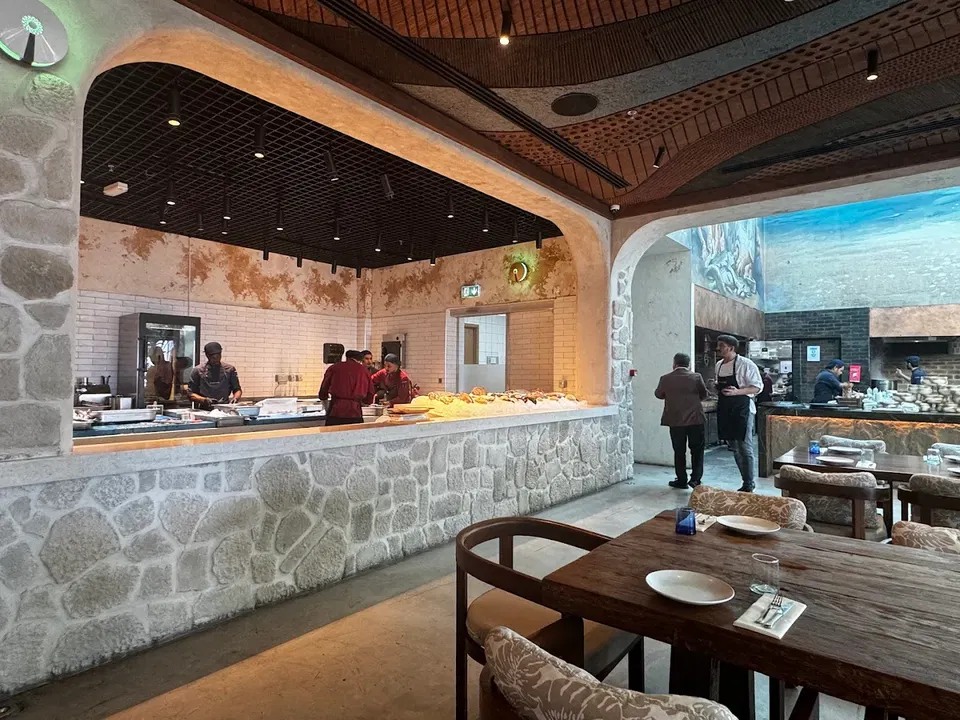 Bordomavi (Jumeirah Fishing Harbour) features a prominent stone counter displaying fresh seafood.