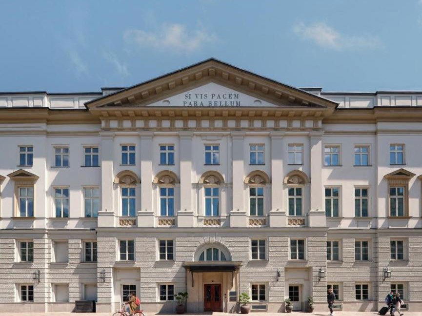 Stradomska 12: A grand facade, bearing the inscription "SI VIS PACEM PARA BELLUM," stands in Kraków.