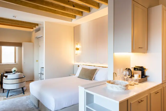 Villa Dorothéa Lisbon features modern guest rooms with exposed wood beams and a convenient kitchenette.