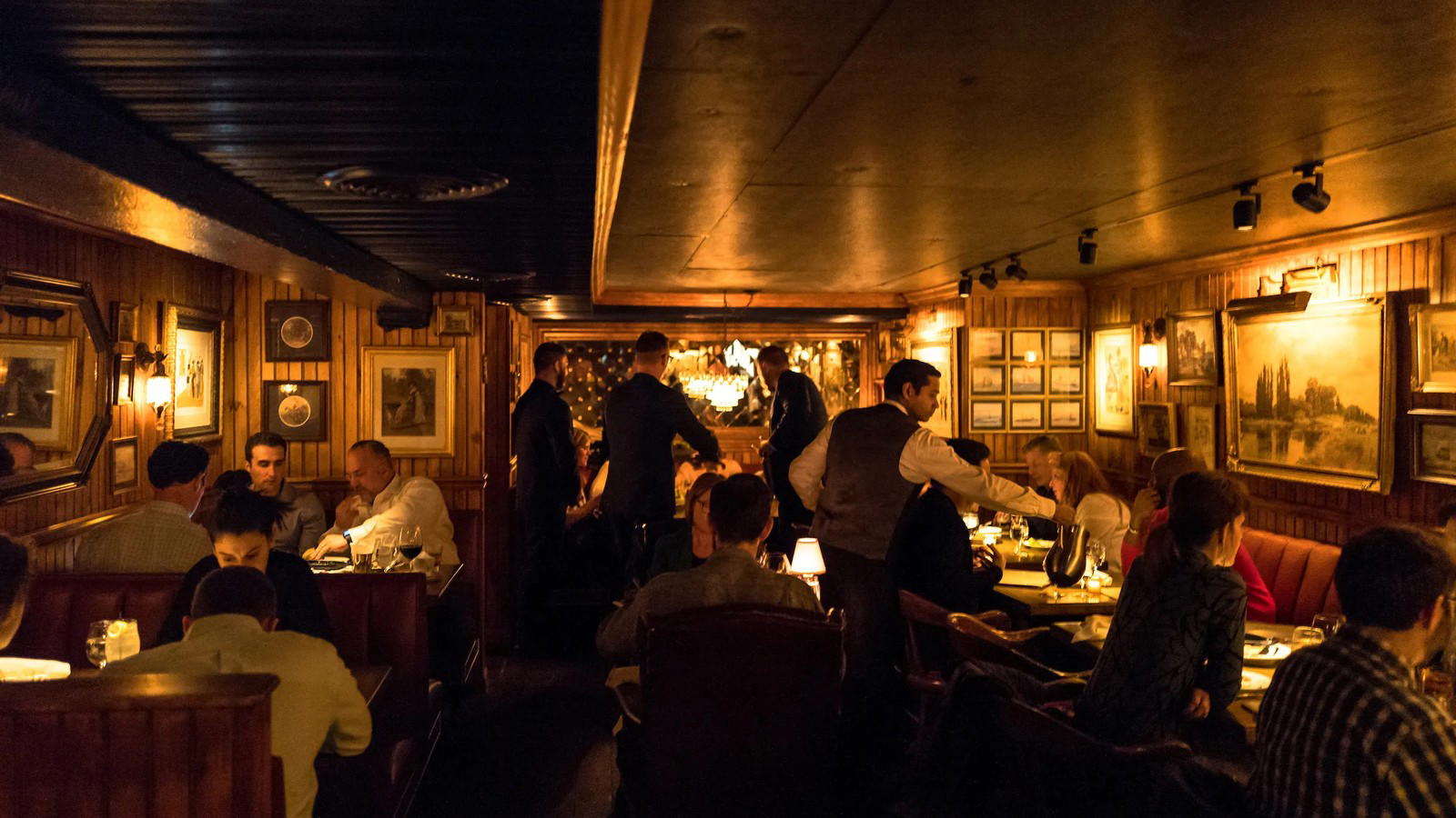 What a Visit to 4 Charles Prime Rib Actually Involves