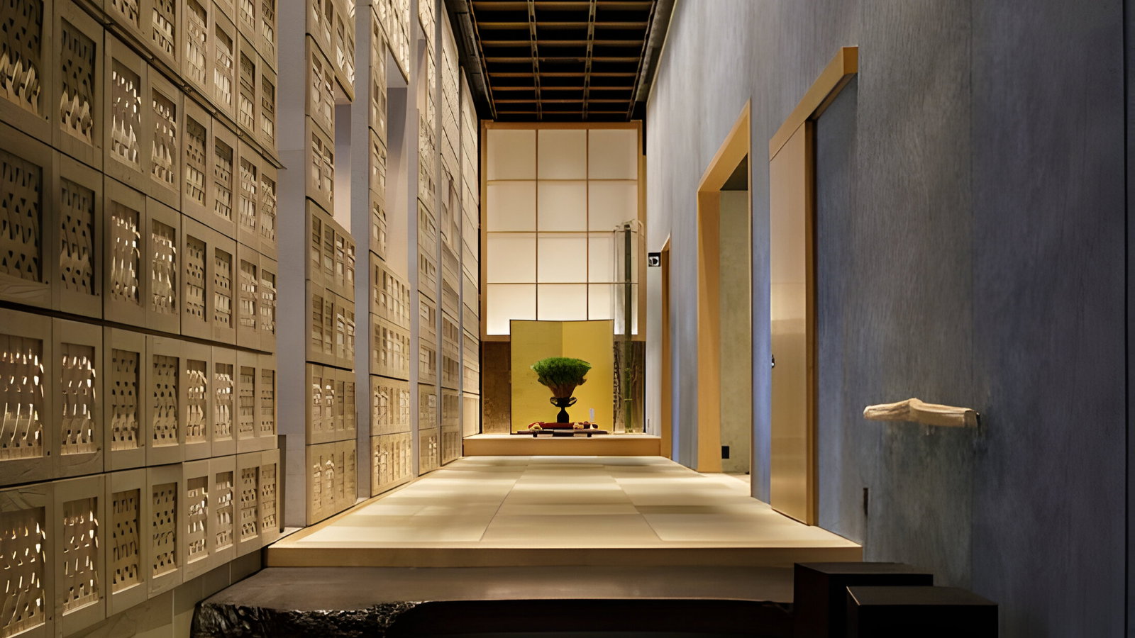 Modern hallway with beige lattice walls and tatami flooring. A green plant centerpiece at the end enhances the serene atmosphere.