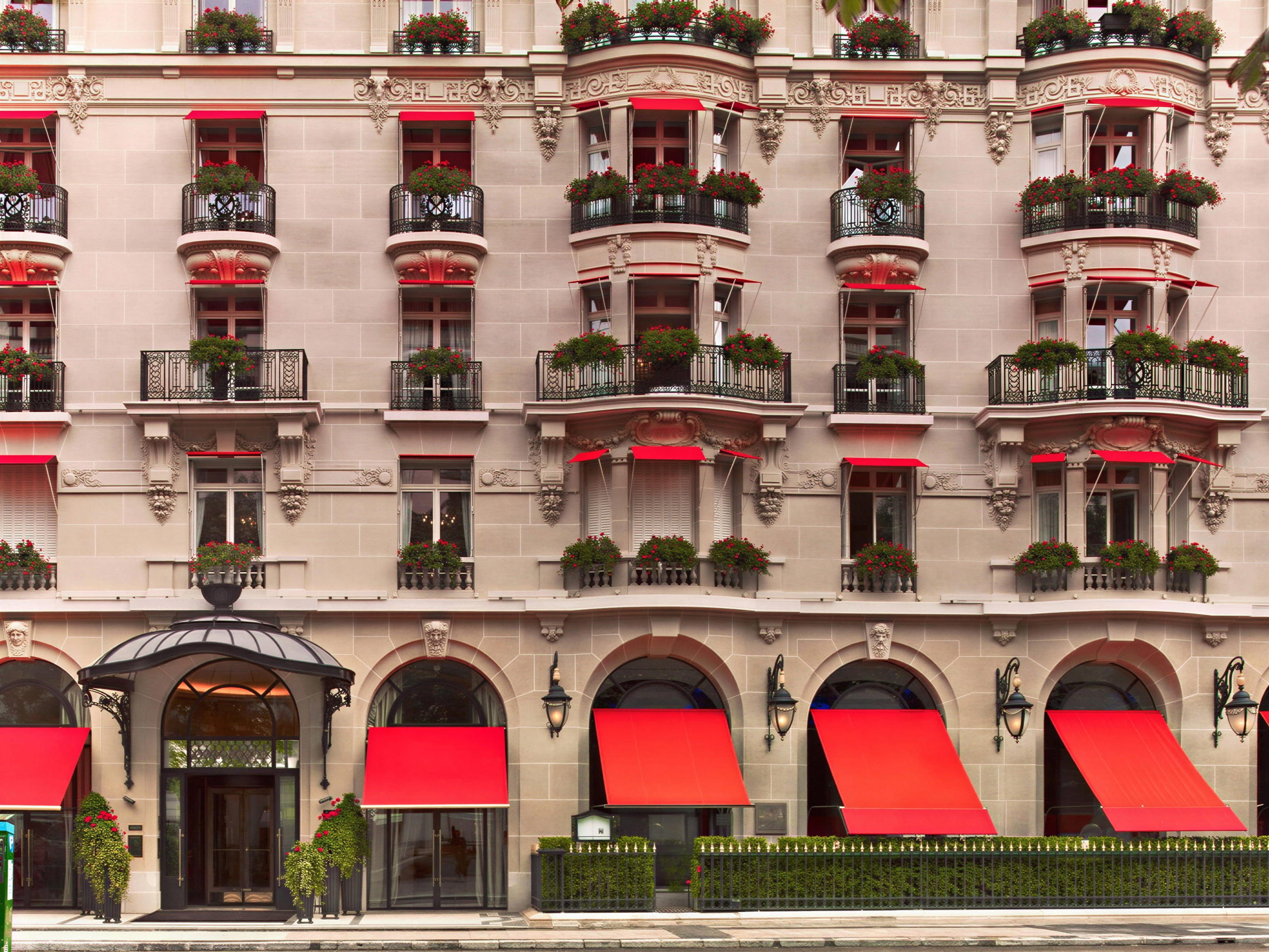 Hôtel Plaza Athénée Review (2026): Legend or Past Its Prime?