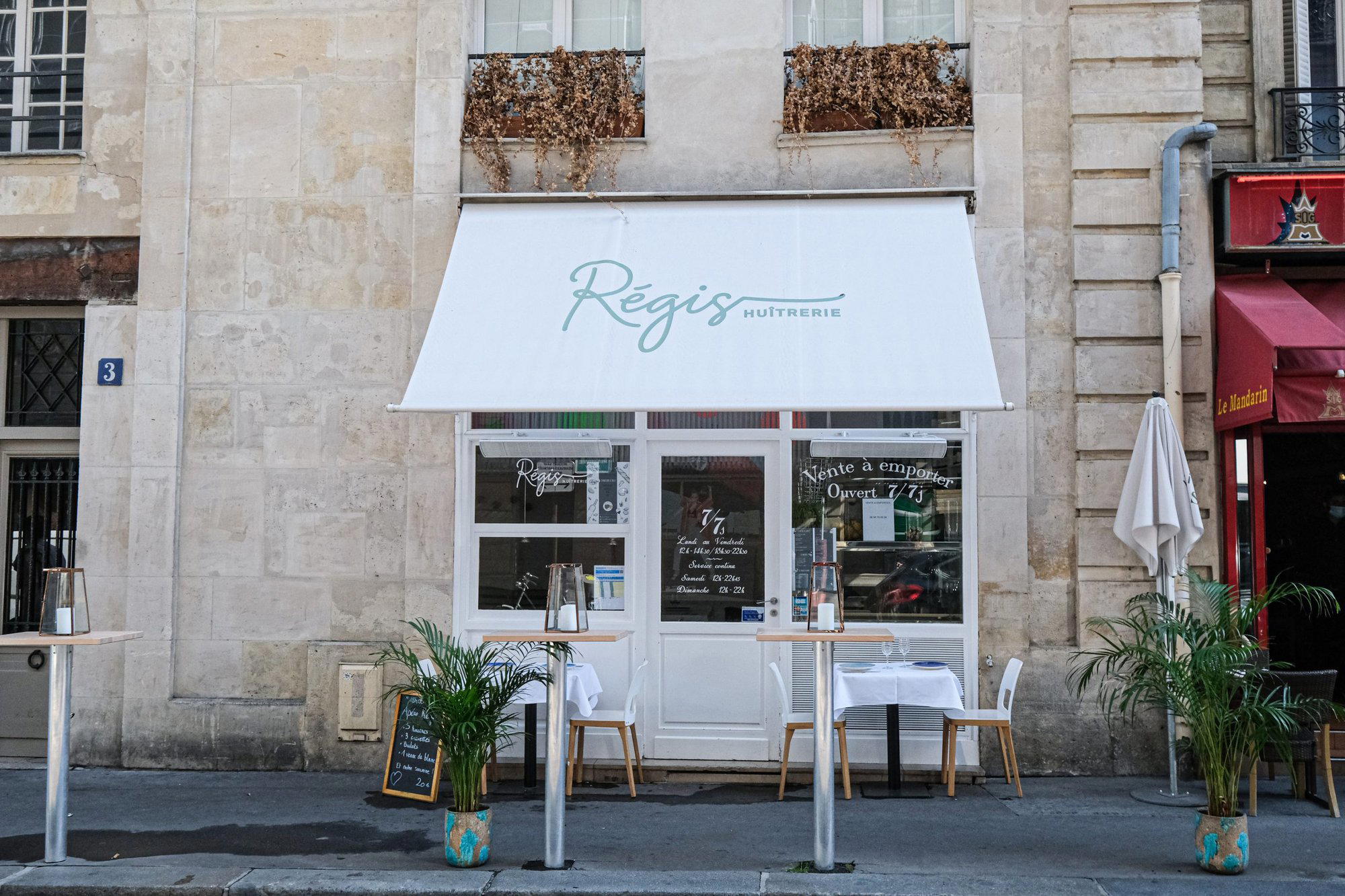 Huitrerie Régis bar in Paris, France