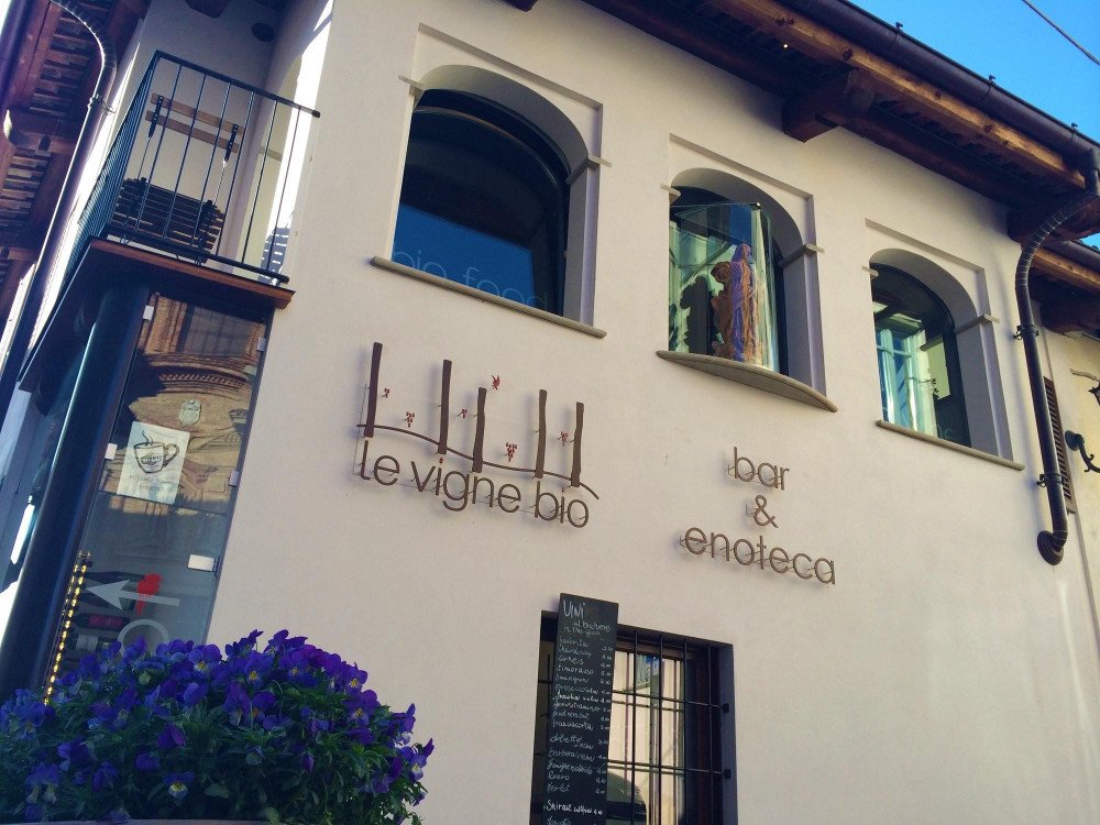 Le Vigne Bio bar in La Morra, Italy