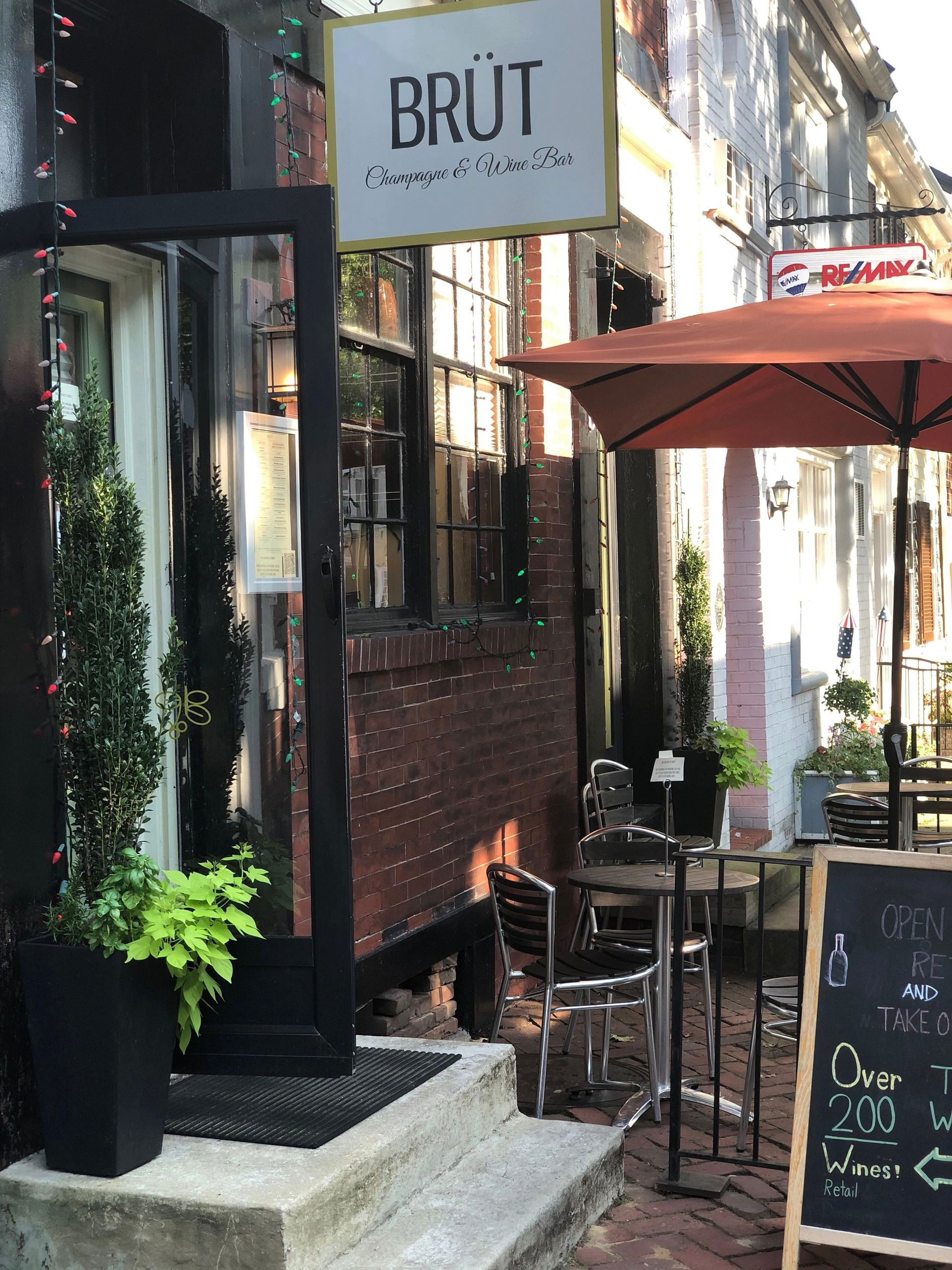 BRUT Champagne & Wine Bar, Bar in Alexandria