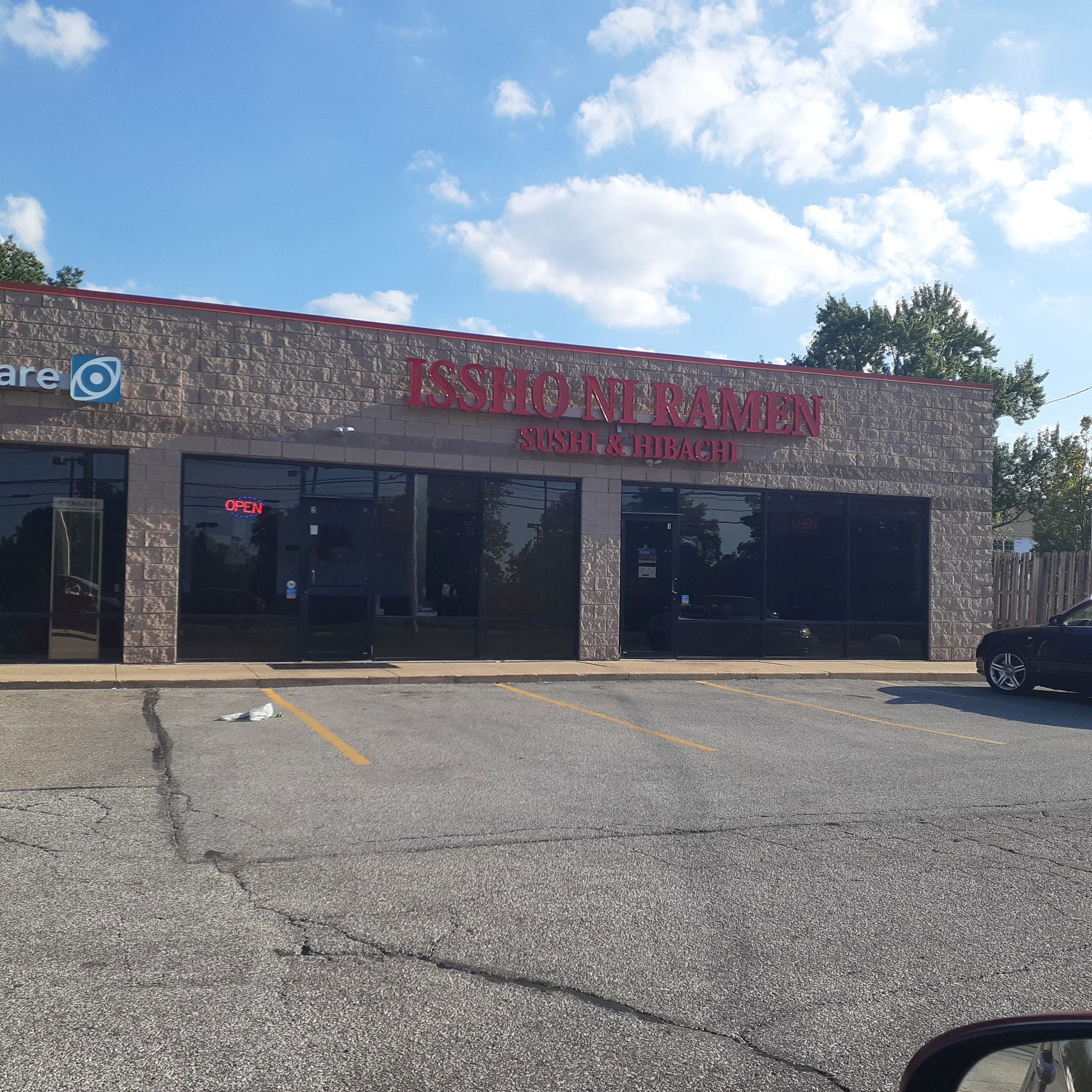 Issho Ni Ramen & Sushi, Bar in Willoughby