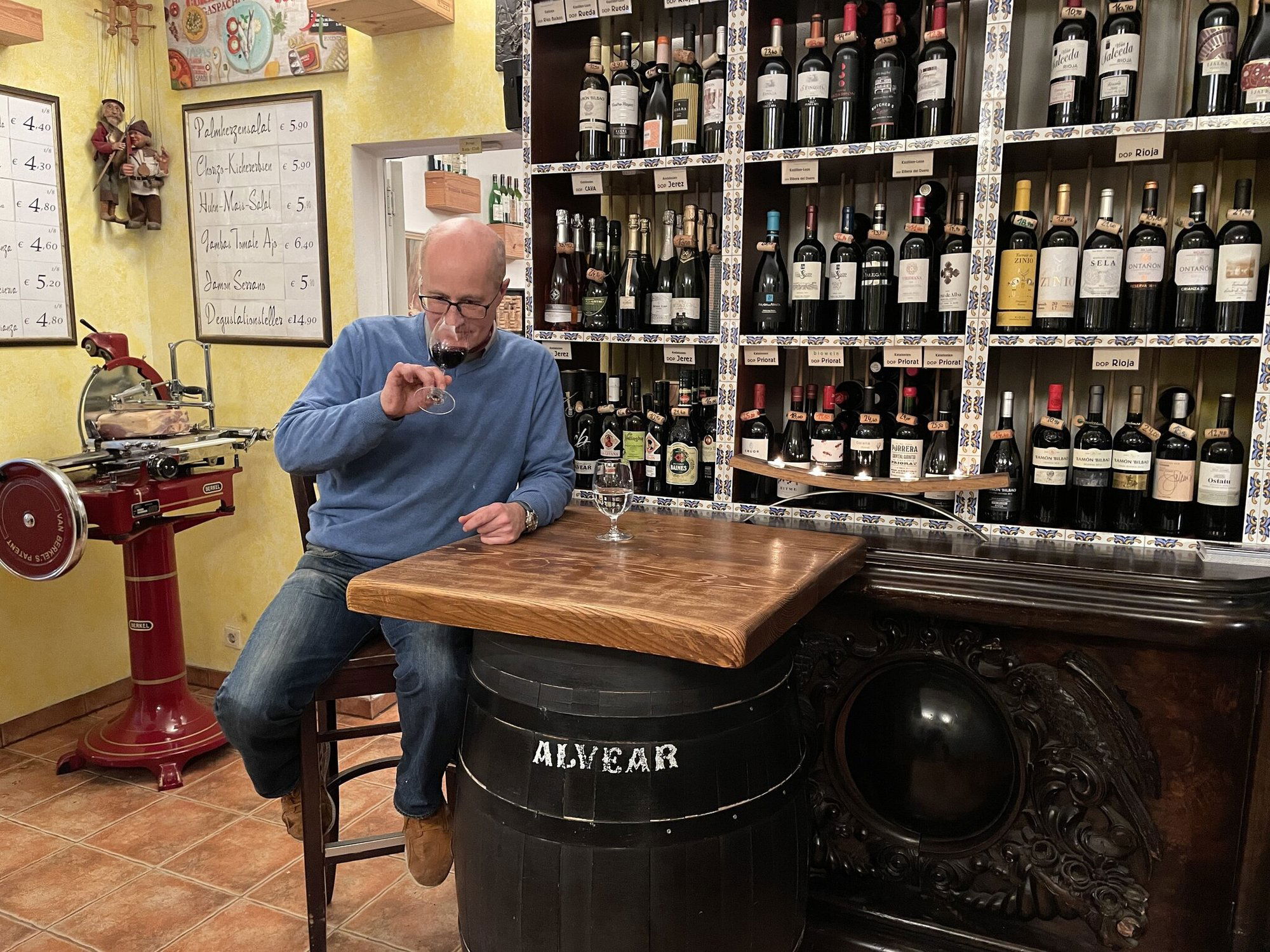 Ymás, Bar in Vienna