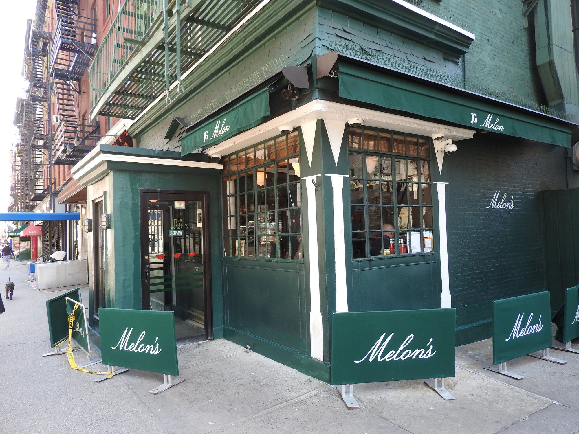 JG Melon, Bar in New York City