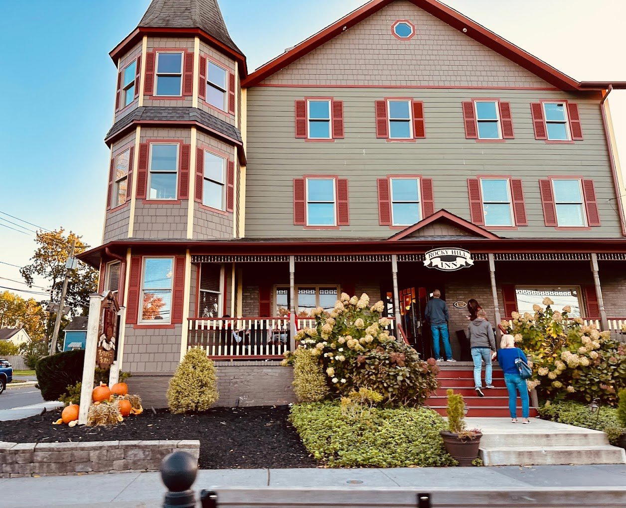 Rocky Hill Inn bar in Rocky Hill