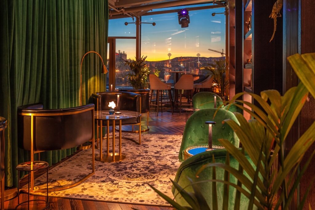 The Duchess, Bar in Budapest