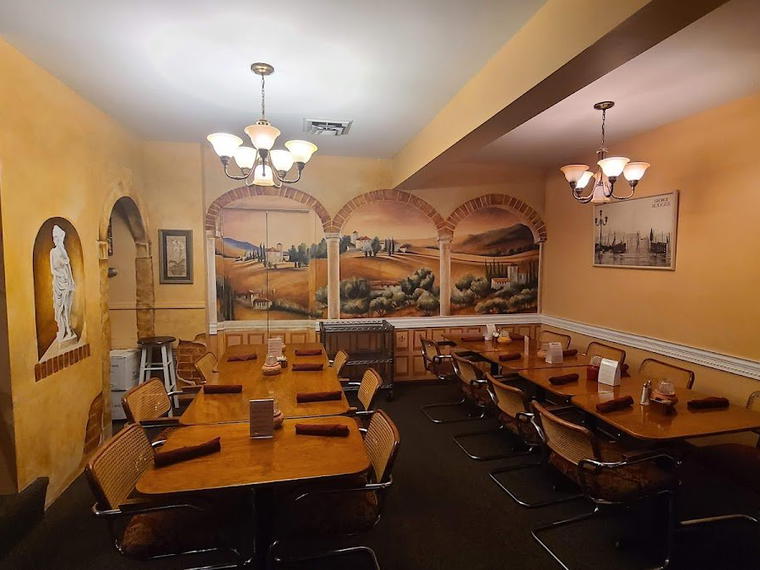Paisano's Italian Restaurant & Lounge, Lexington, United States
