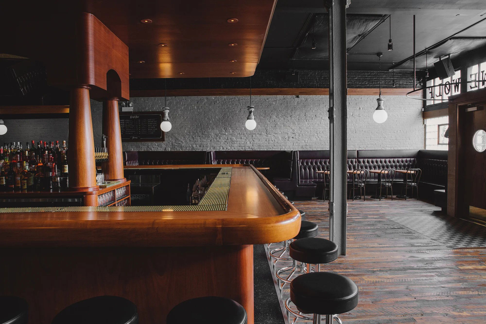 Lone Wolf, Bar in Chicago
