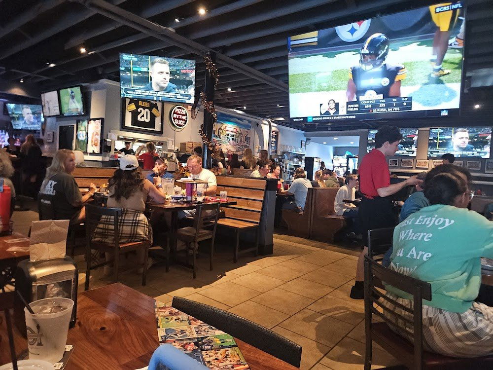 Shorebreak Pizza & Taphouse - Shore Drive, Bar in Virginia Beach