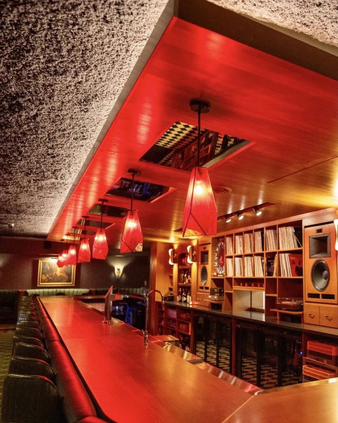Lola's Hi/Lo Lounge, Bar in Maple Bluff