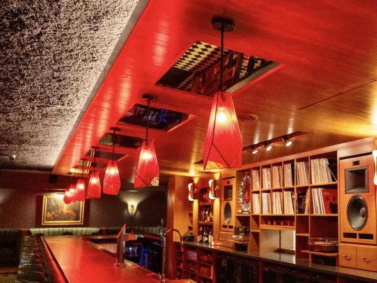 Lola's Hi/Lo Lounge, Maple Bluff, United States