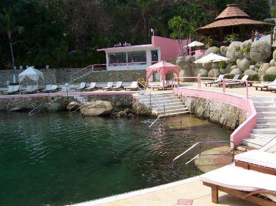 La Concha Beach Club swim-up bar