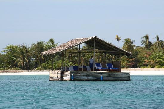 Kawayan Bar bar in Pamalican Island