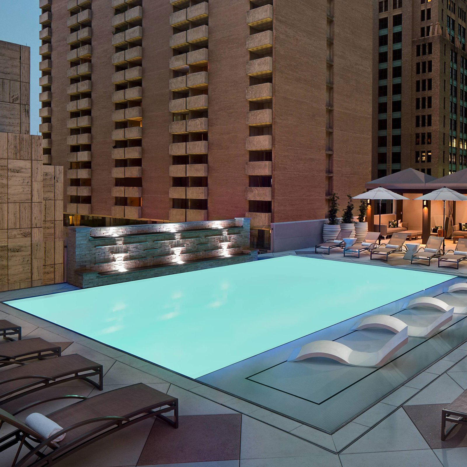 Pool Adolphus, Bar in Dallas