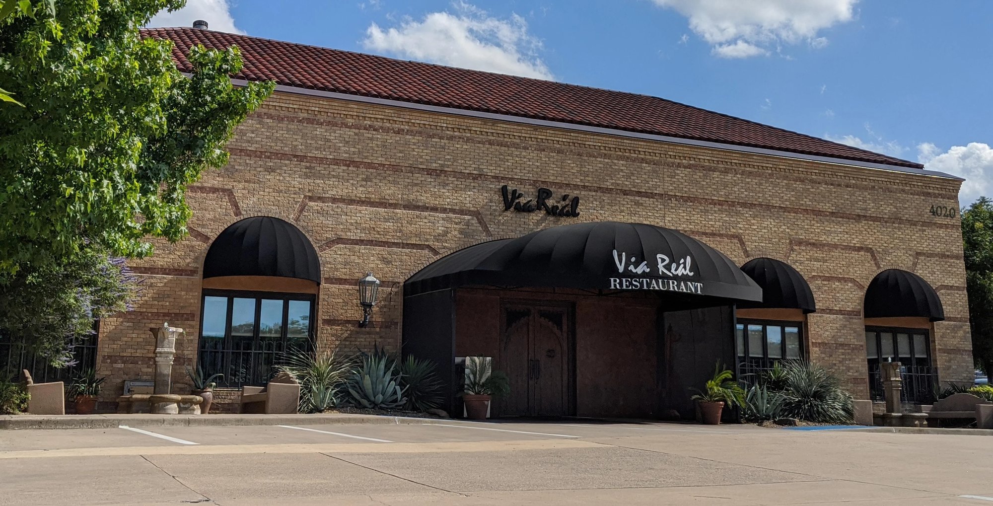 Via Real Restaurant bar in Irving, United States