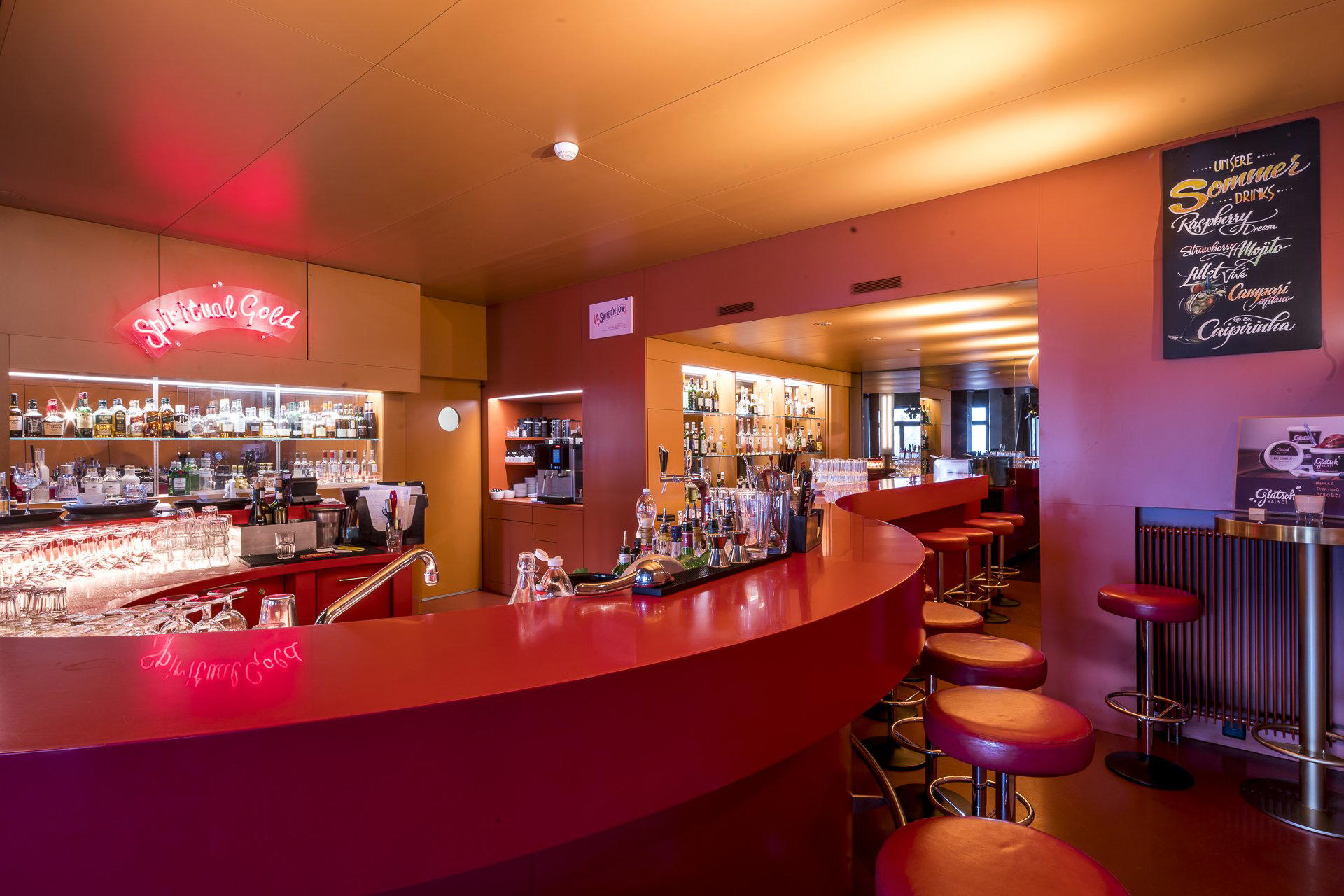 Rote Bar im Hotel Castell bar in Zuoz