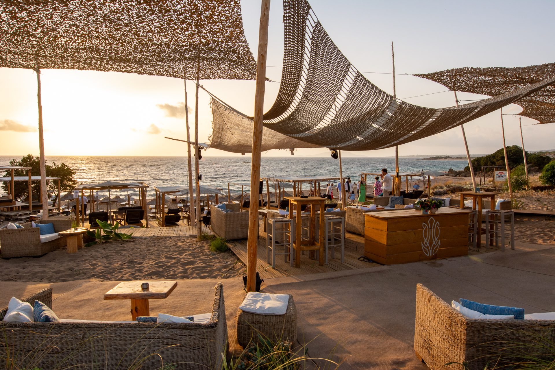 AMOHNITE Beach Bar
