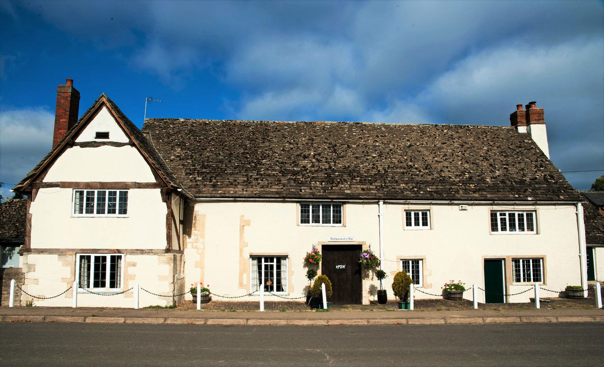 The White Hart, Bar in Fyfield