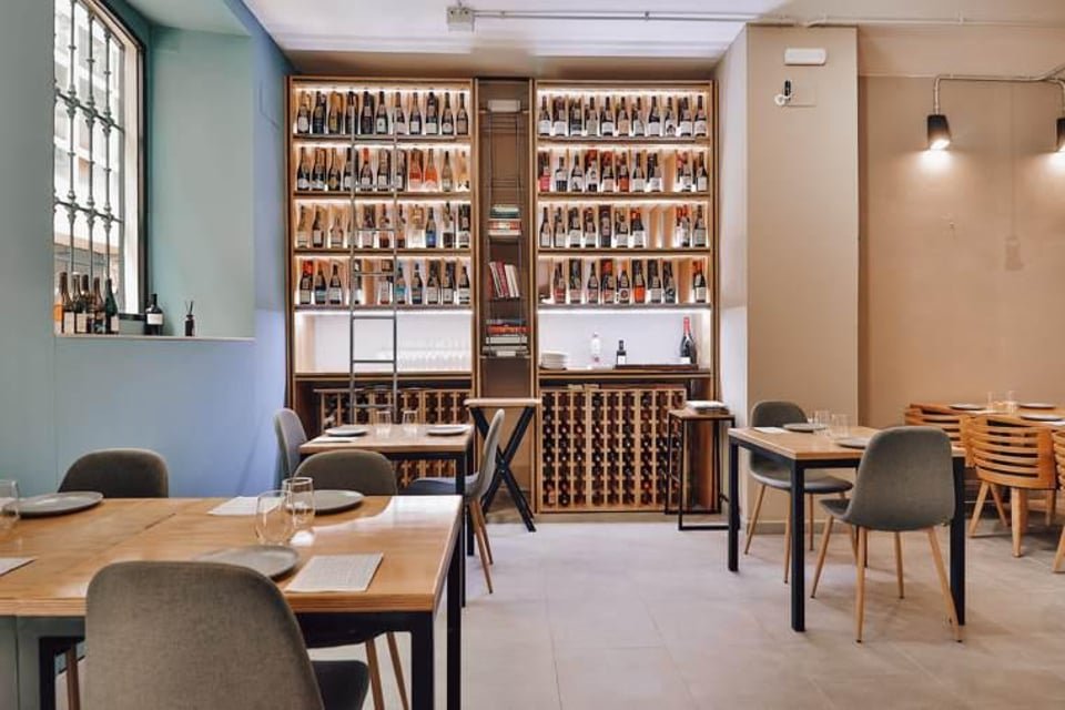 Vertical Cervantes bar in Málaga