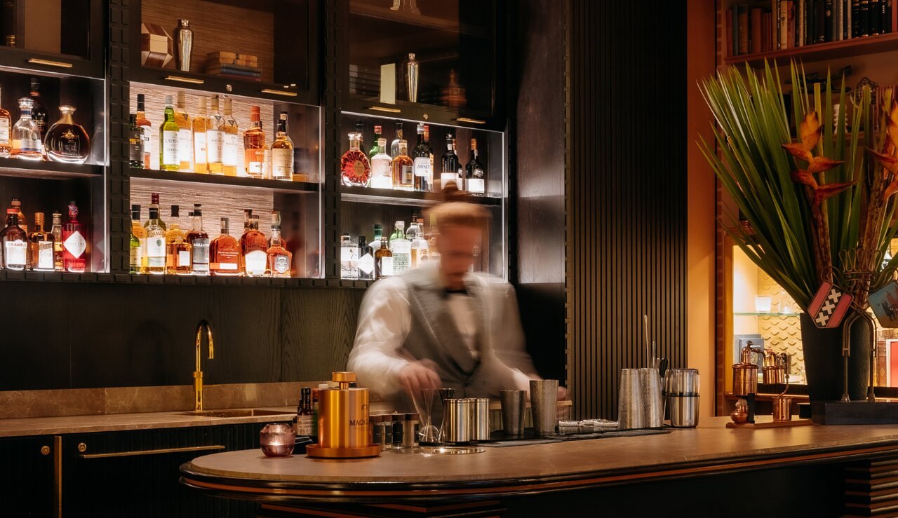 Chapter 1896, Bar in Amsterdam