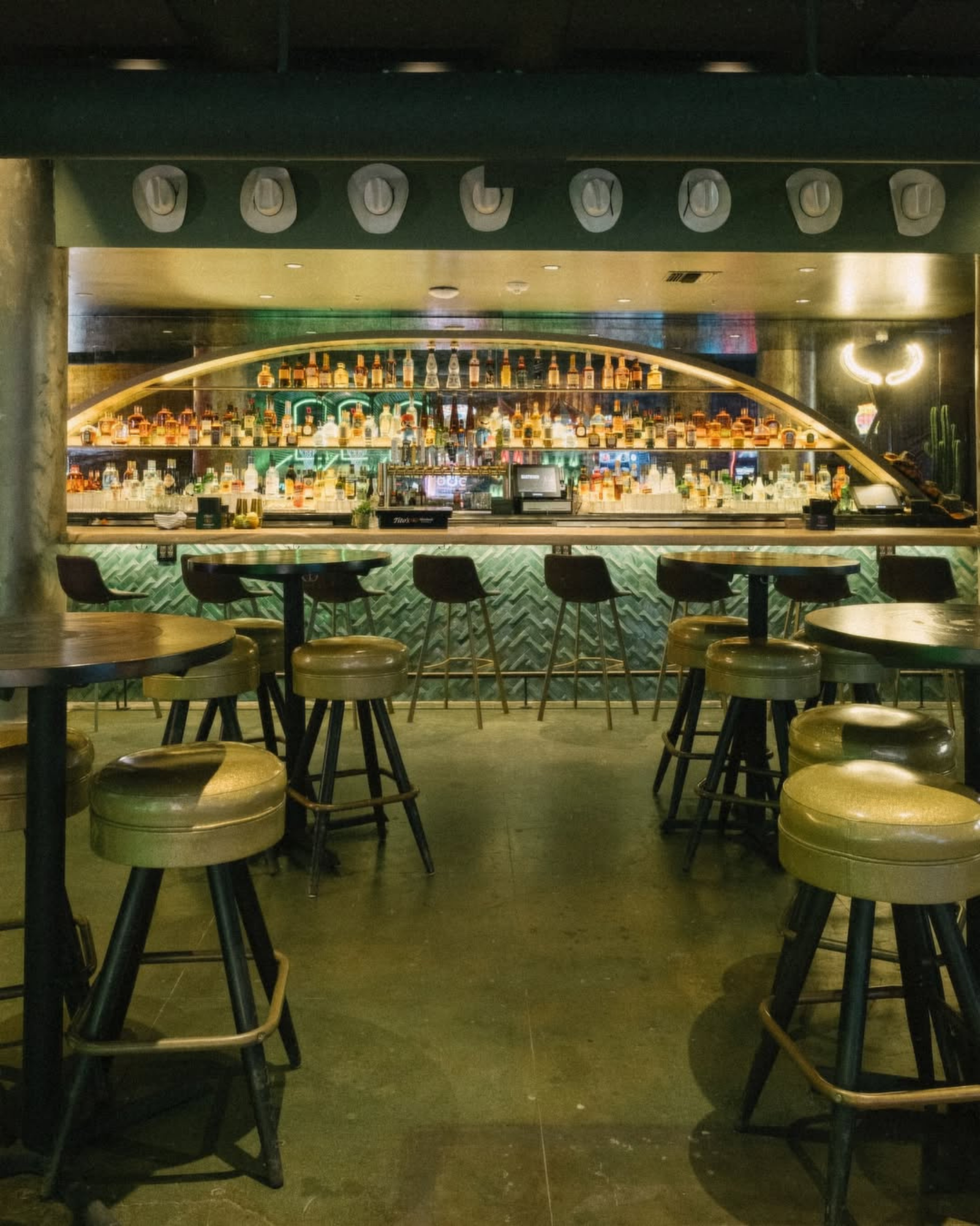 Eastwood, Bar in Los Angeles
